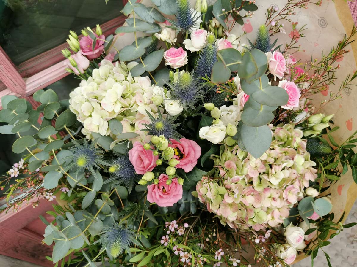 Ramo de hortensias, eucalipto, mini rosas y eringium - Salón des Fleurs
